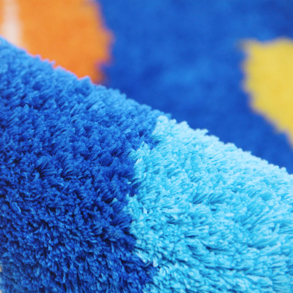 Feblilac Abstract Flower Pots tufted bath mat on a wood floor next to a soaking tub