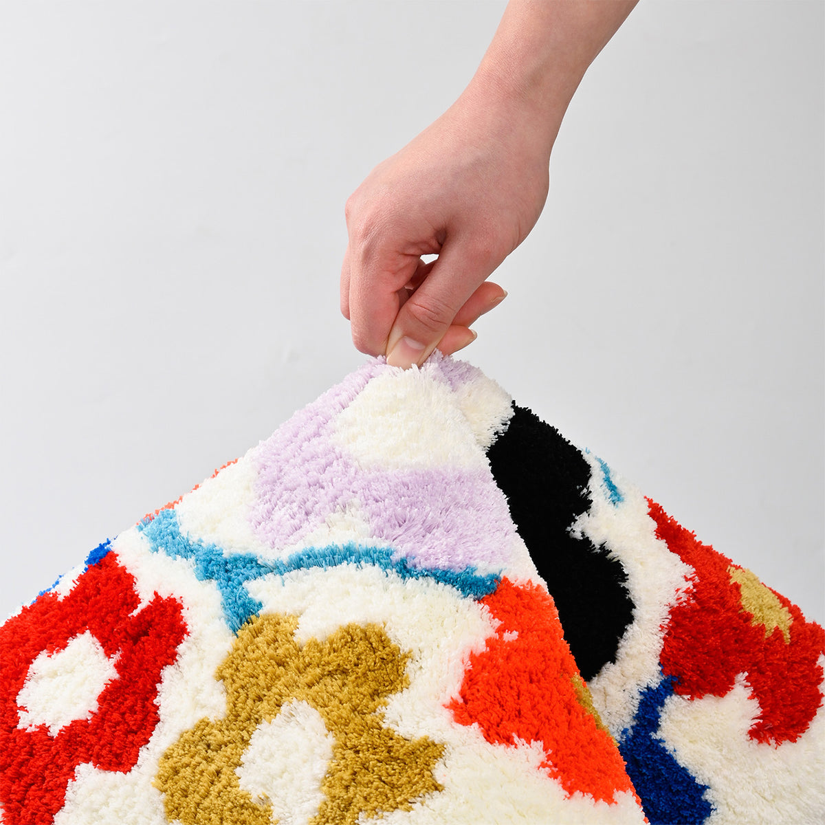 Feblilac Round Flower Garden tufted bath mat in a sunny bathroom with a potted plant