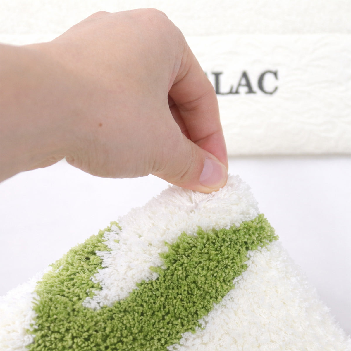Feblilac Tulip tufted bath mat in a minimal bathroom with marble tile