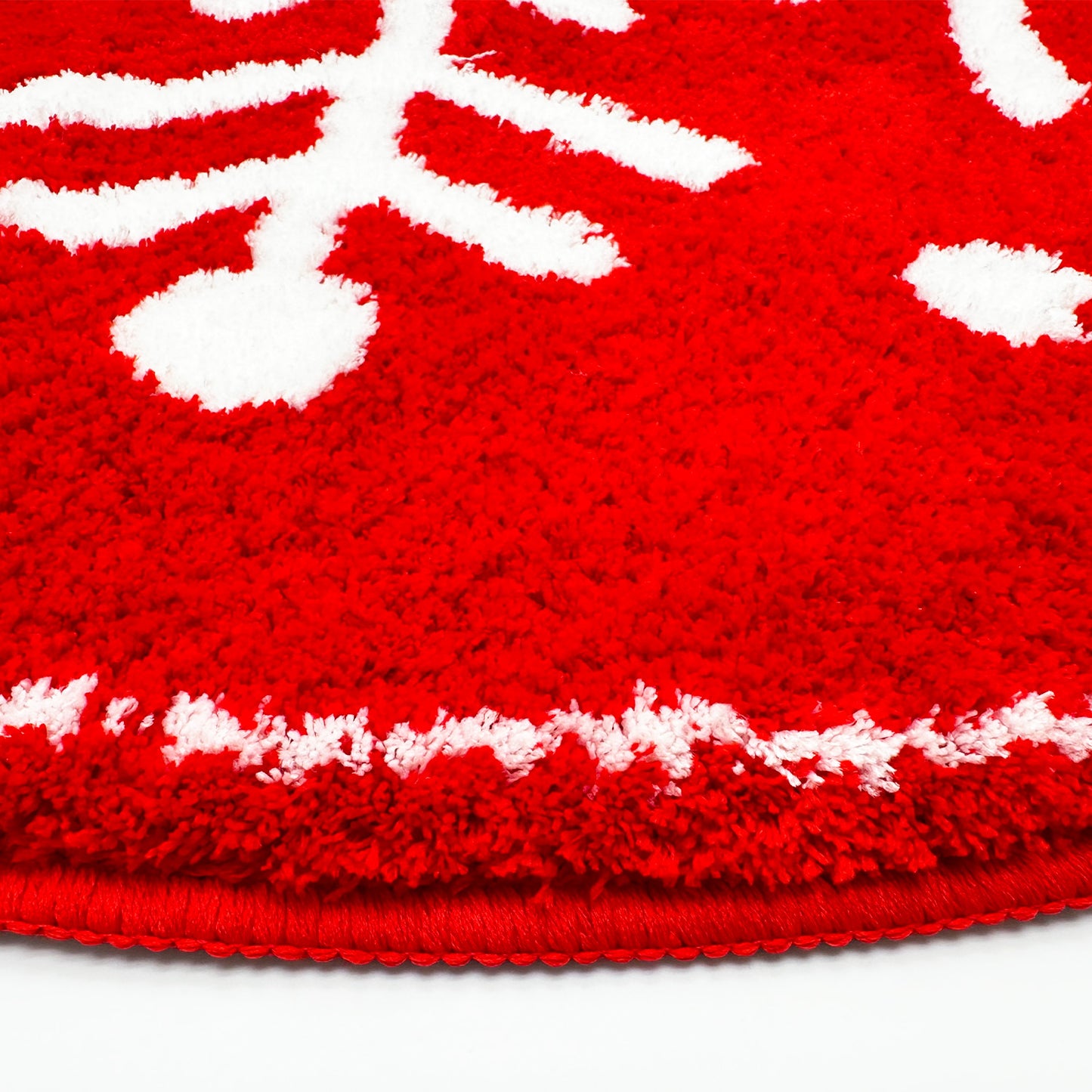 Feblilac Red background White Snowflakes Christmas style Tufted Bath Mat