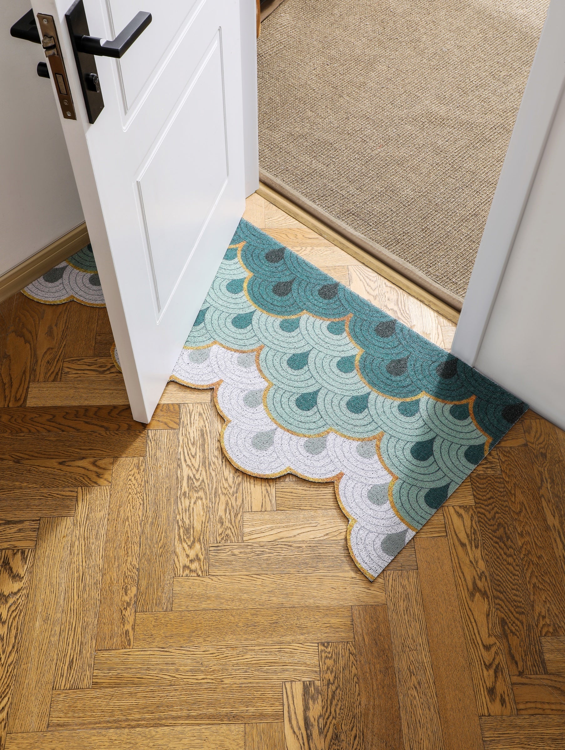 Green scalloped Feblilac mat in a bright real-home entryway
